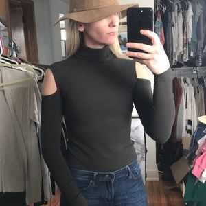 Open shoulder hunter green long sleeve super soft!